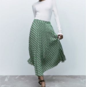 Zara Geometric Print Pleated Skirt in Green Size NWT MSRP $49.90
